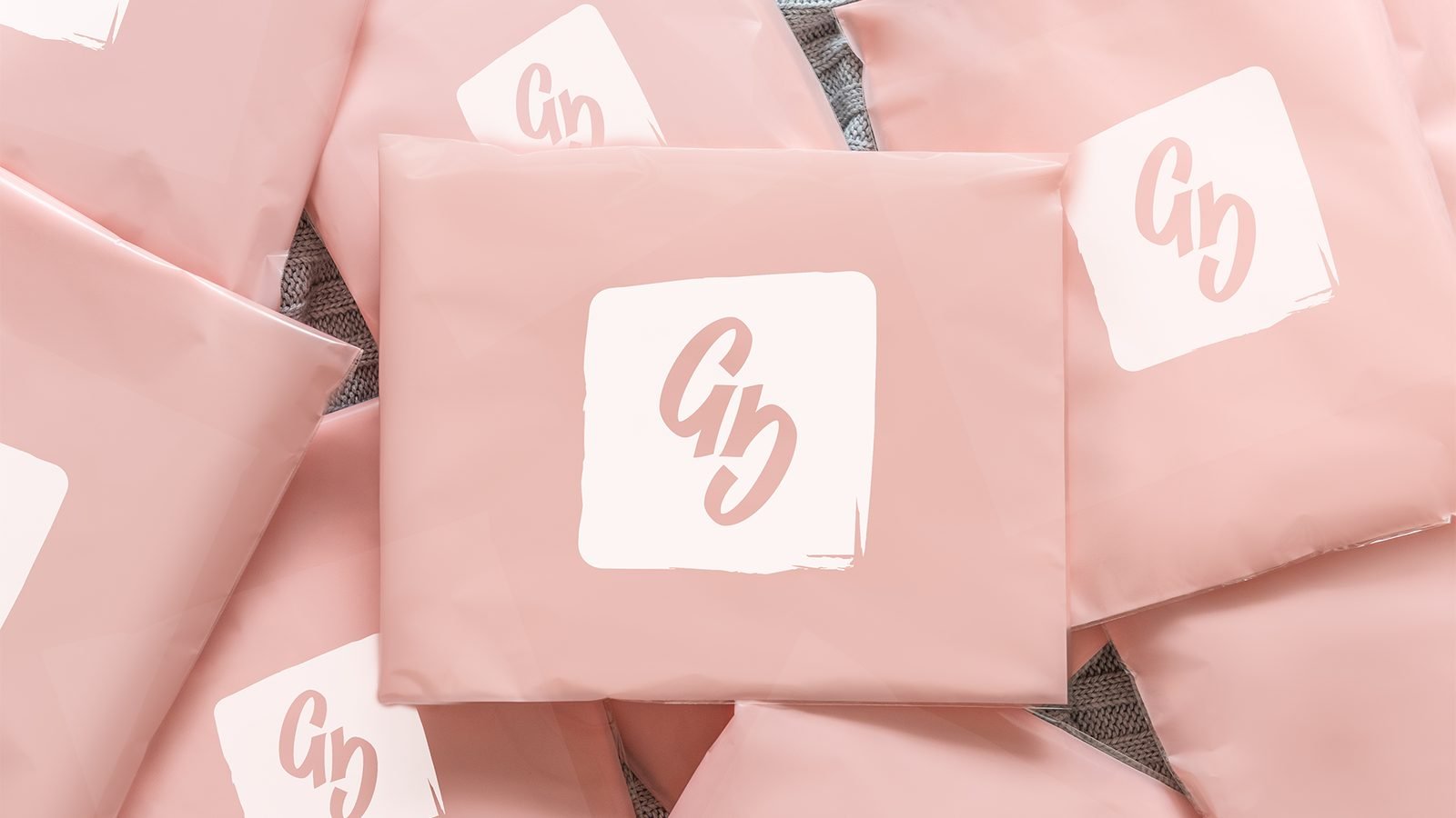 Gala Women Fashion: Pink garment bags with the monogram