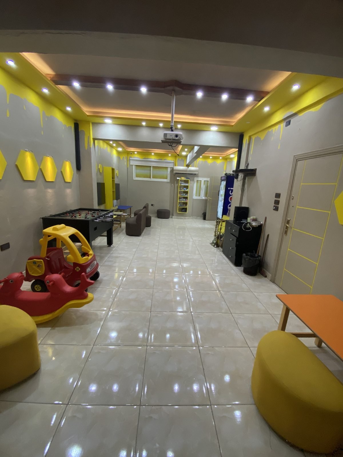 Honey Cafe: Play area along the hexagon wall