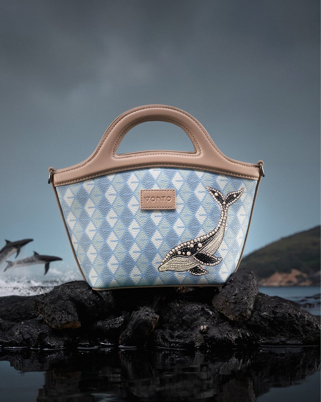 Vonto: A bilingual summer offer campaign for Vonto's customisable leather bags and travel pieces, across stories, feed posts and video.